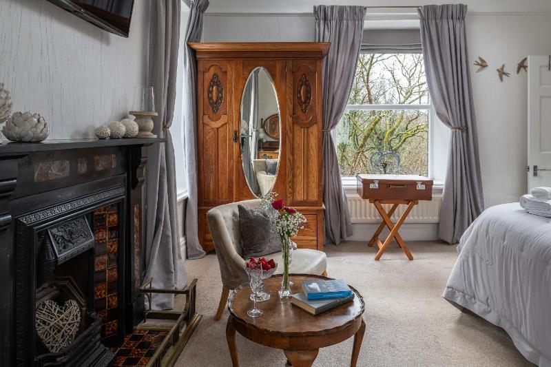 Superior King Room image 4