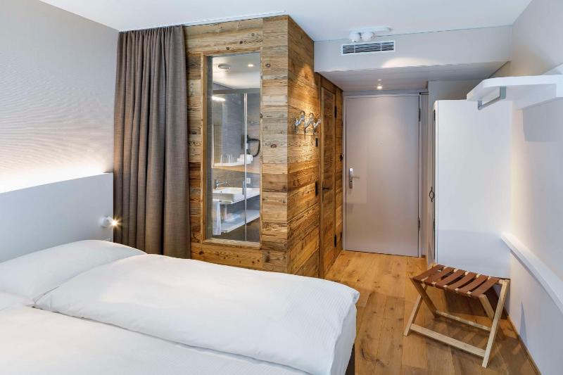 Superior Twin Room image 3