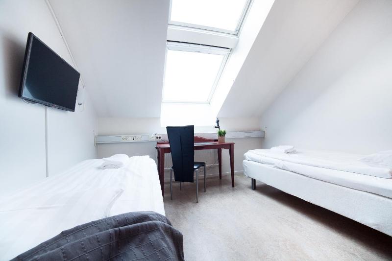 Standard Twin Room with Shared Bathroom image 3