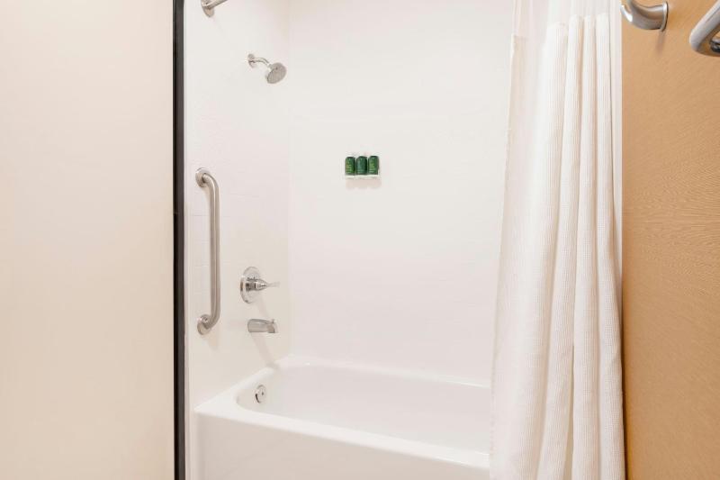 Queen Room with Two Queen Beds - Hearing Accessible image 3