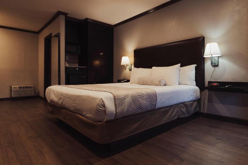 Classic Room - 1 King Bed image 2