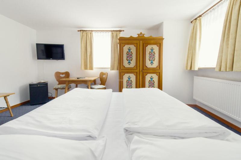 Economy Double Room image 3