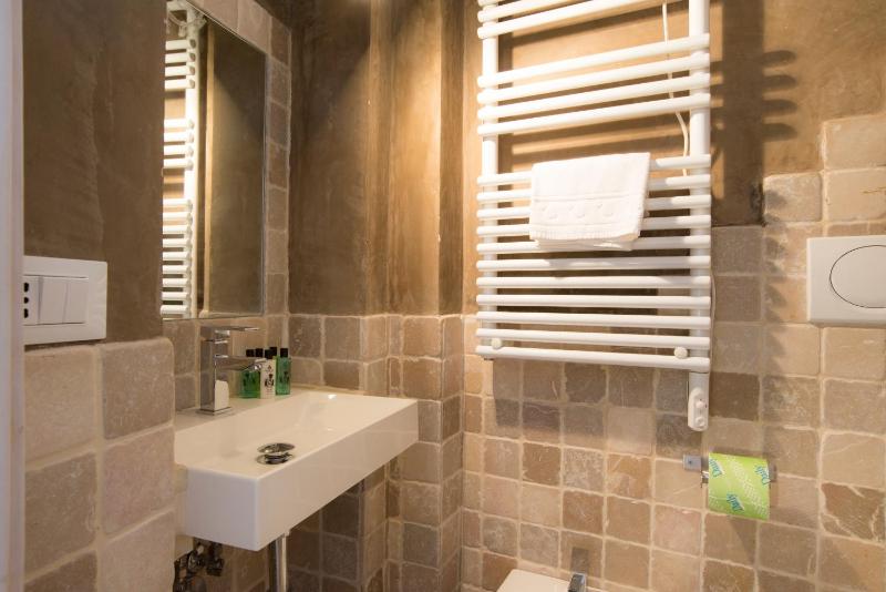 Double Room - Ground Floor image 3