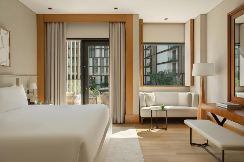 Rising Light King Room with Balcony and Resort View image 1