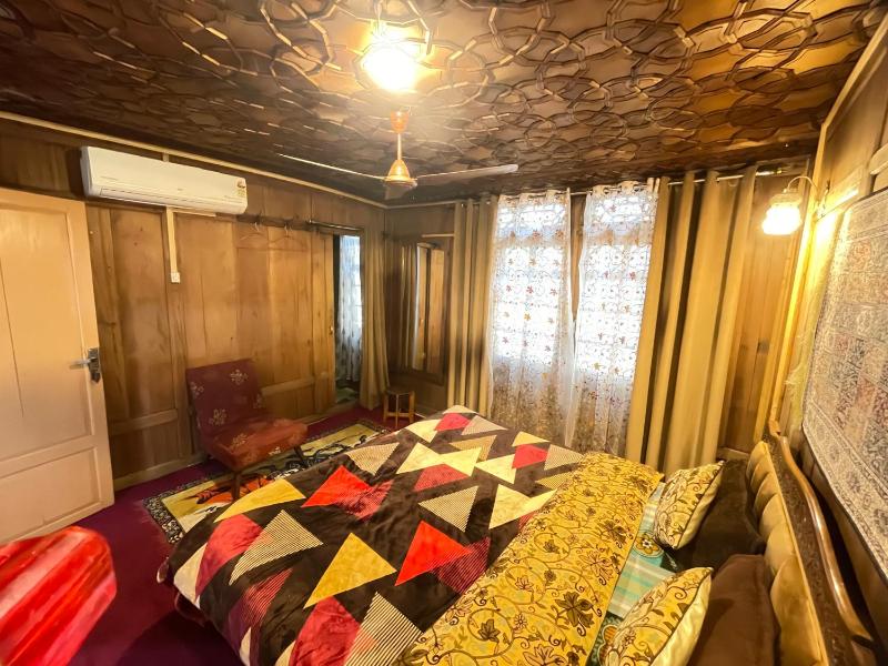 Lucky Kashmir Heritage Houseboat - image 12