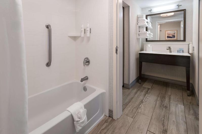 Queen Studio Suite with Two Queen Beds - Non-Smoking image 3