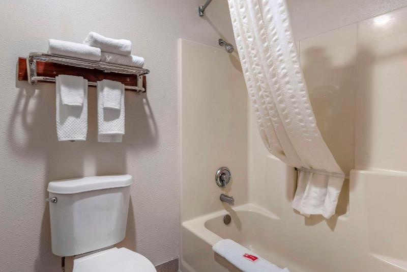 Econo Lodge Portland Airport - image 14