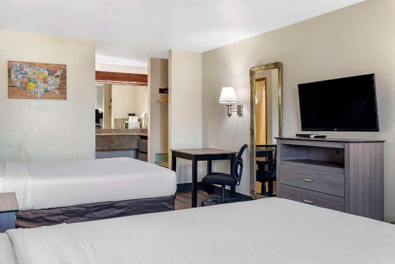 Econo Lodge Portland Airport - image 11