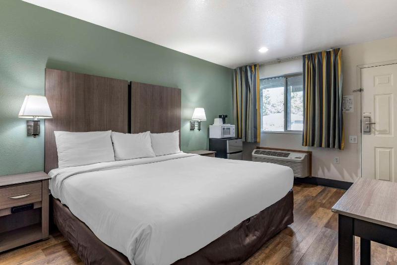 Econo Lodge Portland Airport - image 15