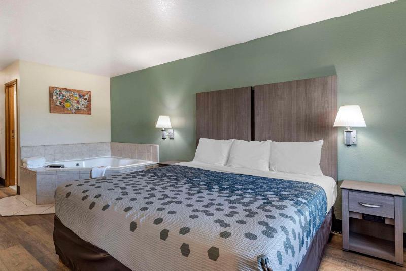 King Suite with Spa Whirlpool image 1