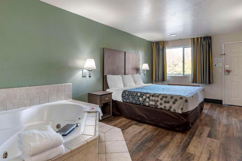 Econo Lodge Portland Airport - image 19