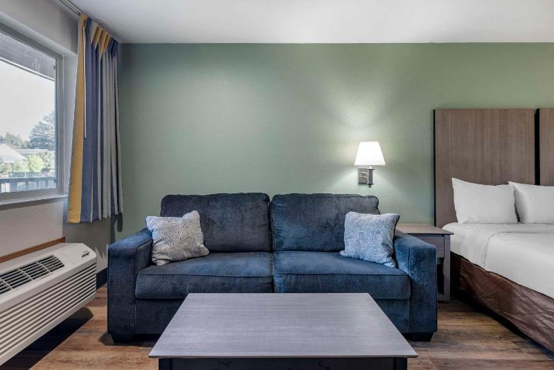Econo Lodge Portland Airport - image 2