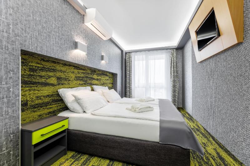 Twin Room with Balcony image 2
