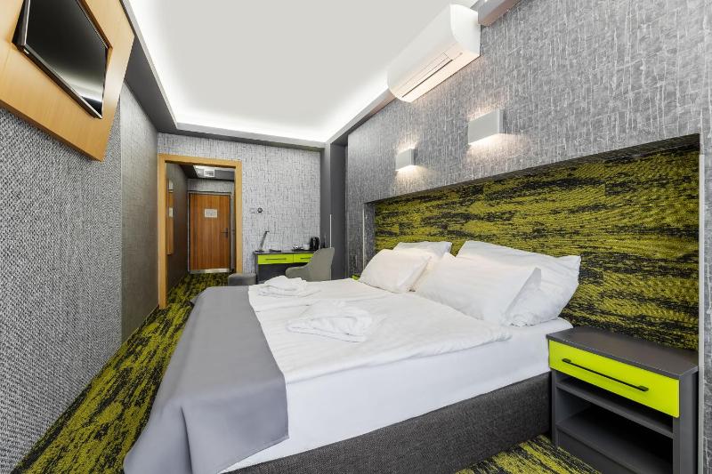 Twin Room with Balcony image 3