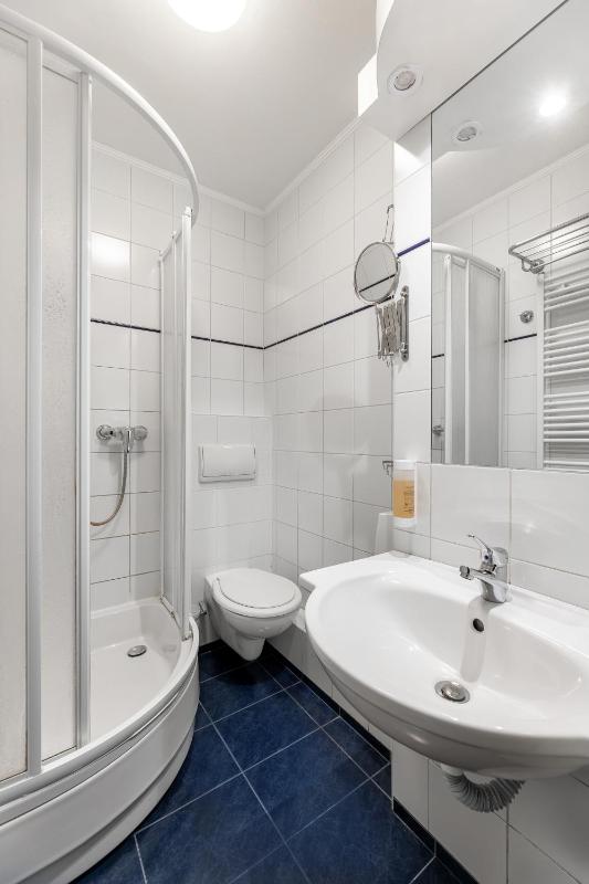 Twin Room with Balcony image 4