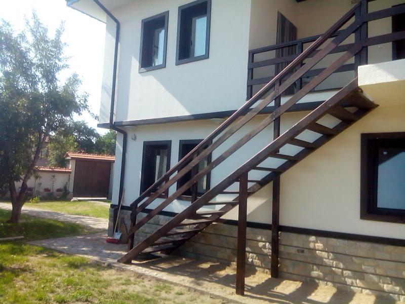 Three-Bedroom Townhouse image 1