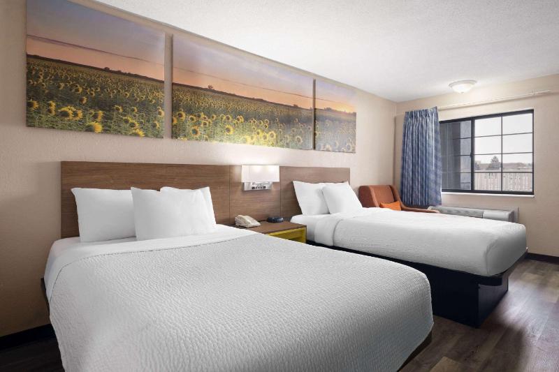 Deluxe Double Room with Two Double Beds - Non-Smoking image 2