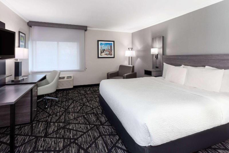  Deluxe King Room image 1