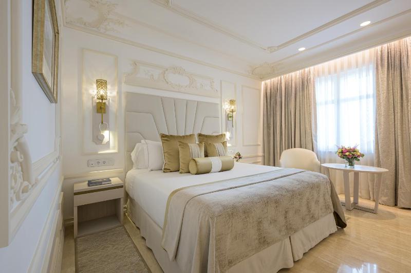 Premier Double or Twin Room image 1