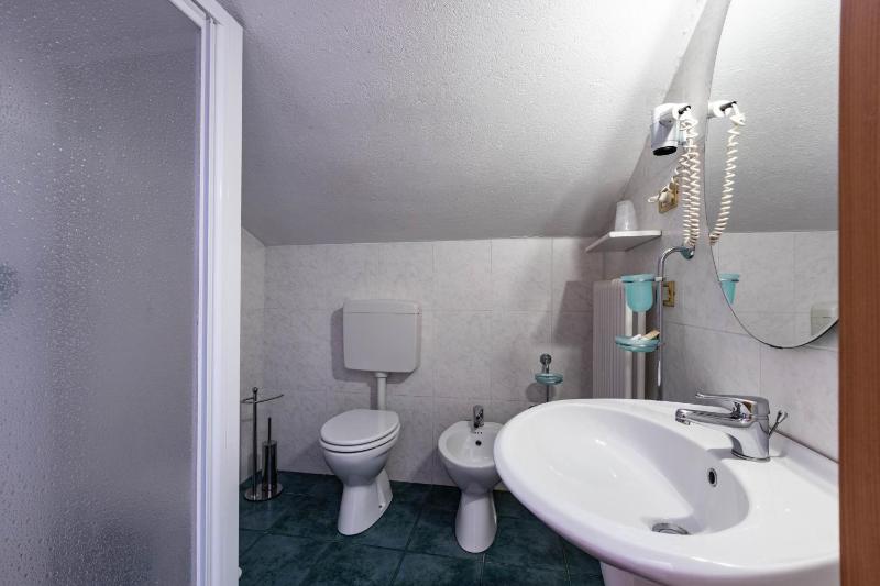 Standard Triple Room image 2