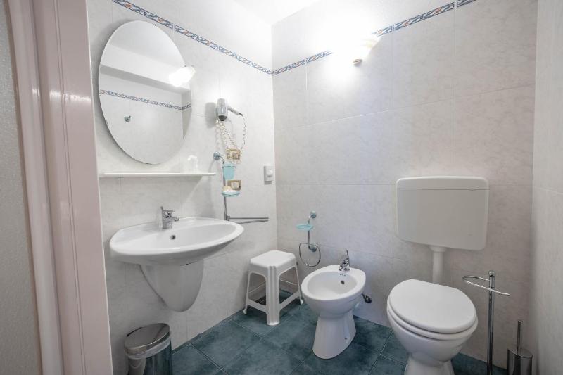 Standard Quadruple Room image 2