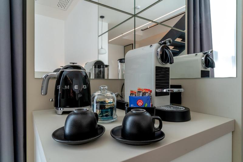 Executive Suite with Double Bed and Sofa Bed image 3