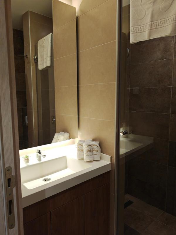 One-Bedroom Apartment image 4