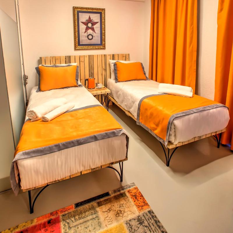Twin Room with City View image 3