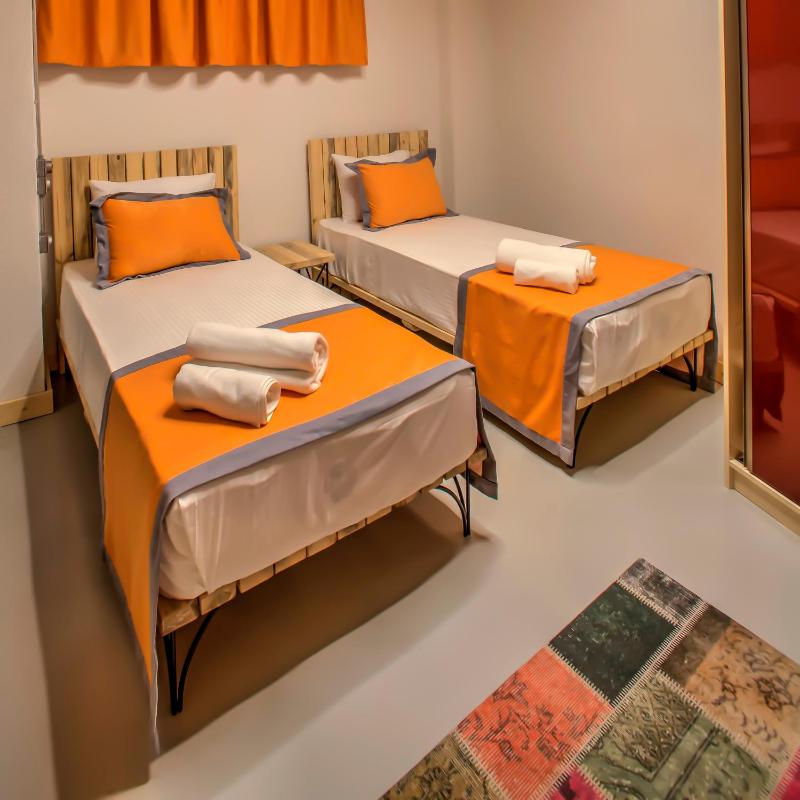Twin Room with City View image 4