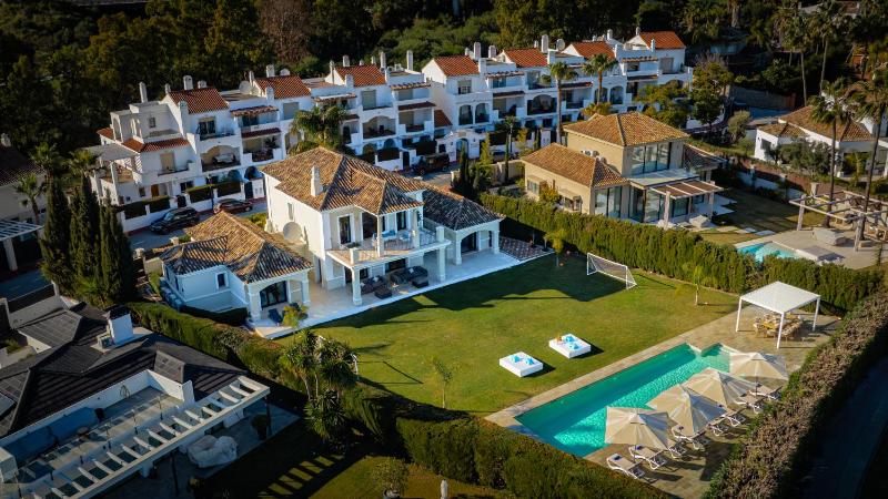 VACATION MARBELLA I Villa Milka Frontline Golf Giant Private Heated Pool Close to High-end Restaurants 8min Puerto Banus Cine Room - image 1