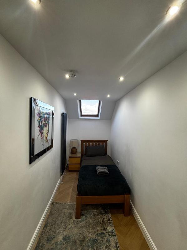 Standard Single Room with Shared Bathroom image 1