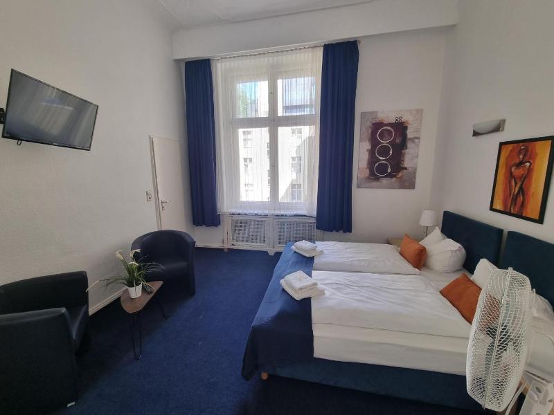 Large Double or Twin Room image 2