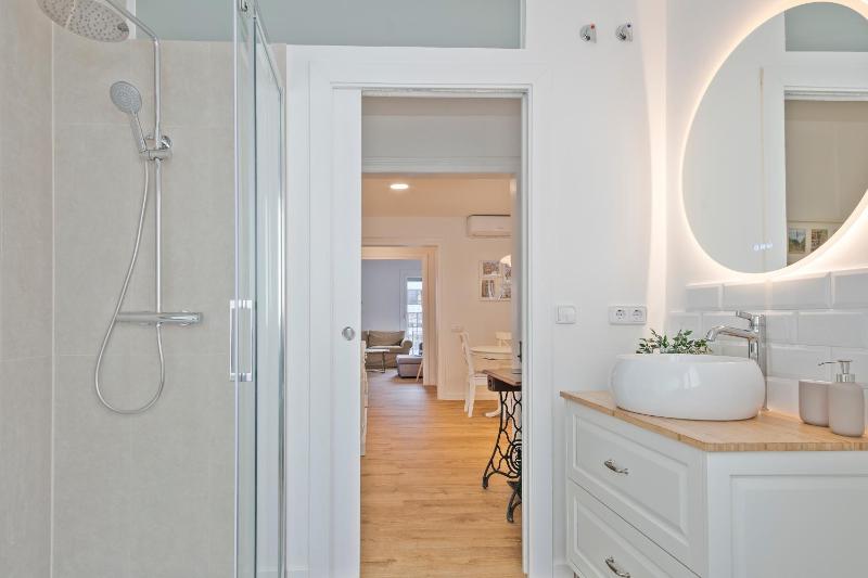 Three-Bedroom Deluxe Apartment image 3