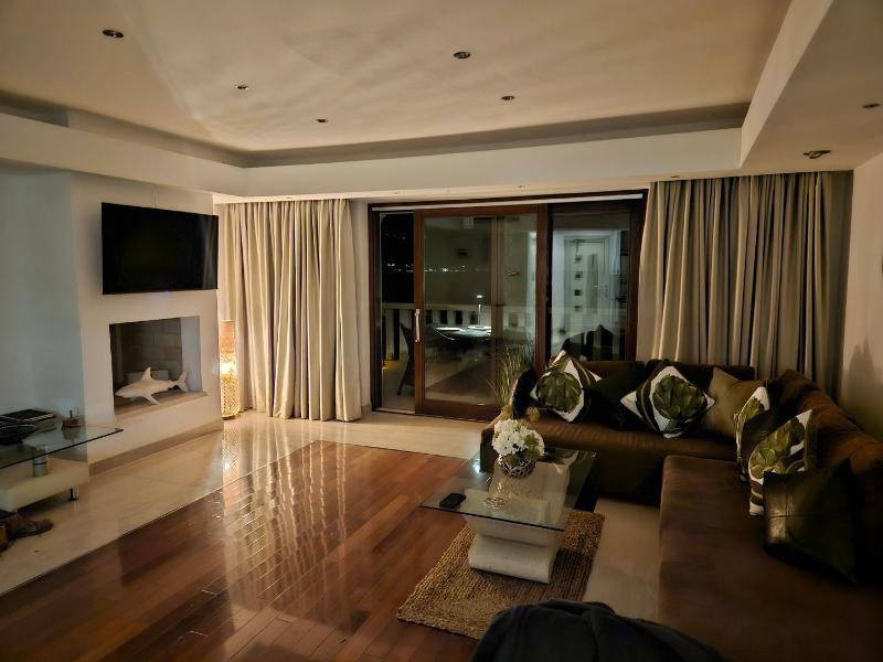 Two-Bedroom Deluxe Apartment with Ocean View image 1