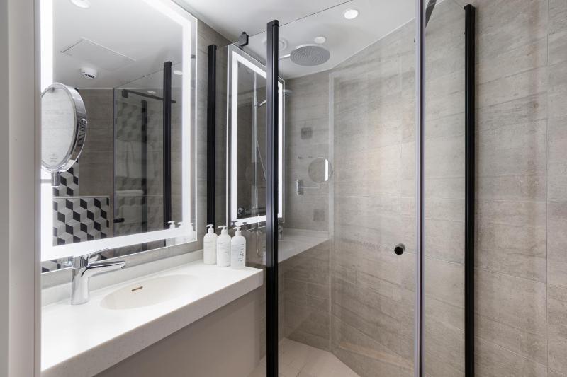 Standard Twin Room image 3