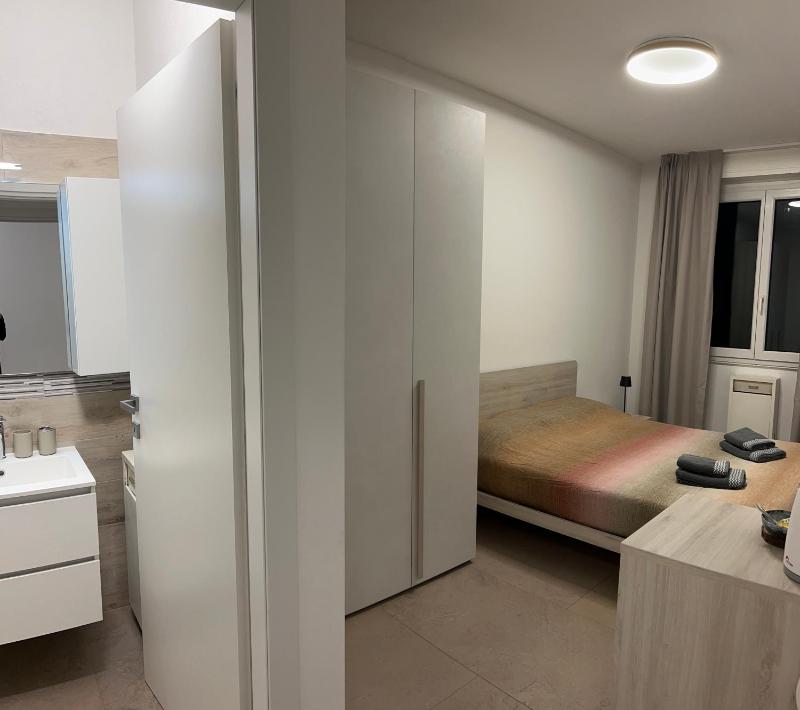 La Veranda Guest Rooms - Free Public Transport & Parking close to City Center - image 27