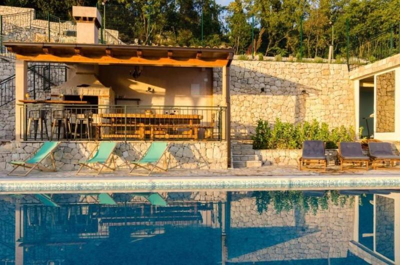 Breathtaking Scenic Villa with Pool - image 1
