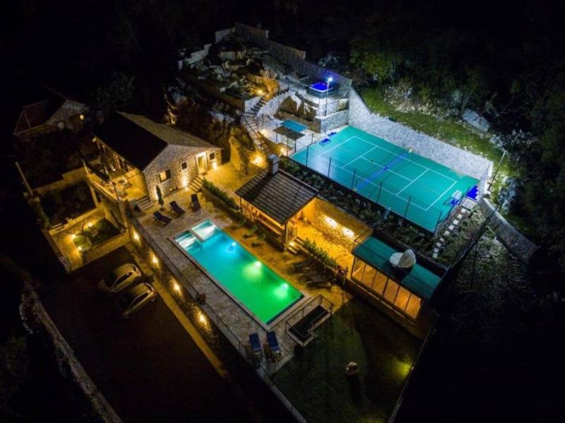 Breathtaking Scenic Villa with Pool - image 24