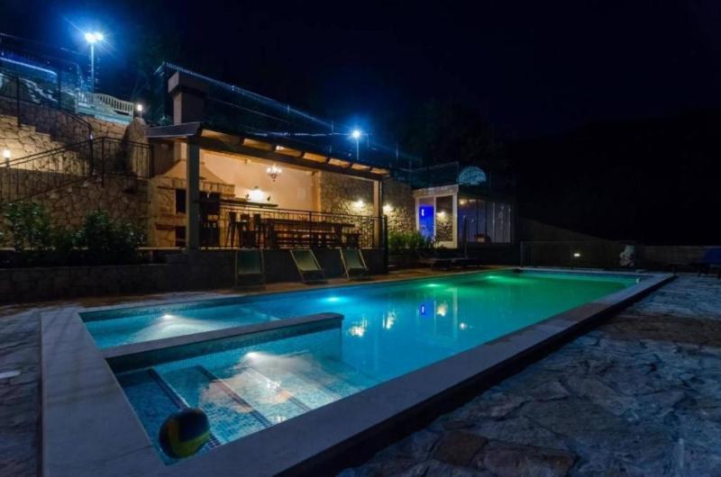 Breathtaking Scenic Villa with Pool - image 5