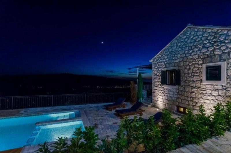 Breathtaking Scenic Villa with Pool - image 2
