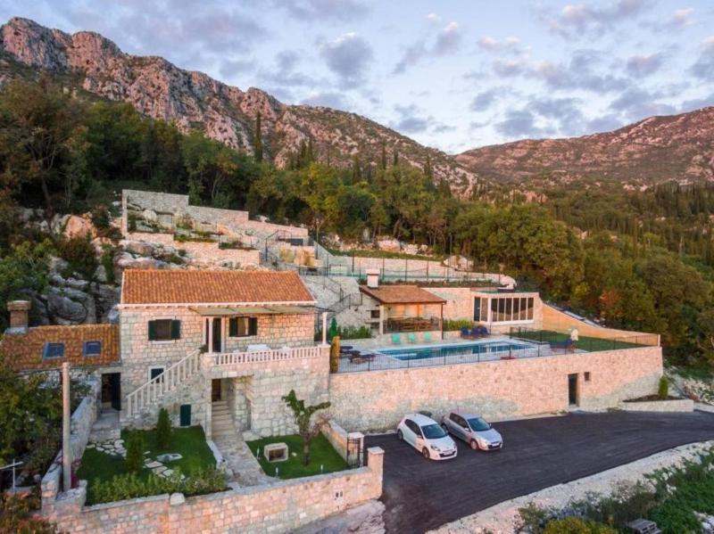Breathtaking Scenic Villa with Pool - image 30