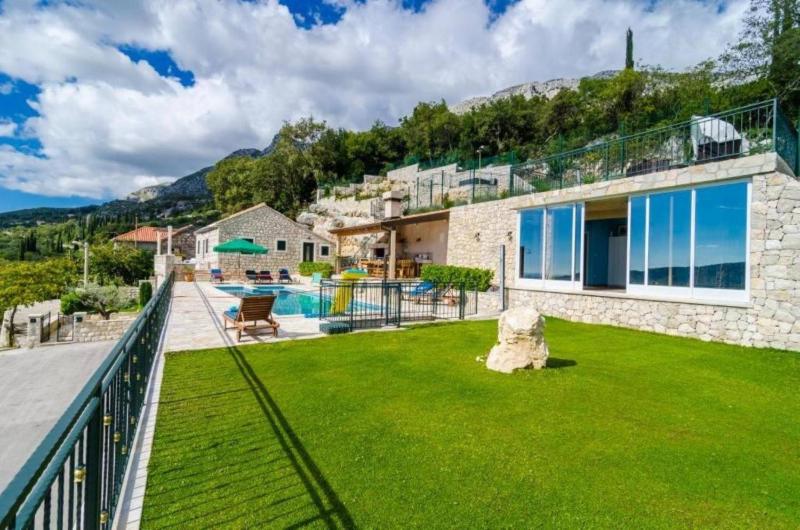 Breathtaking Scenic Villa with Pool - image 36