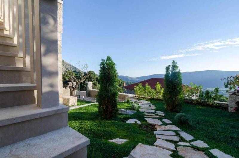 Breathtaking Scenic Villa with Pool - image 6