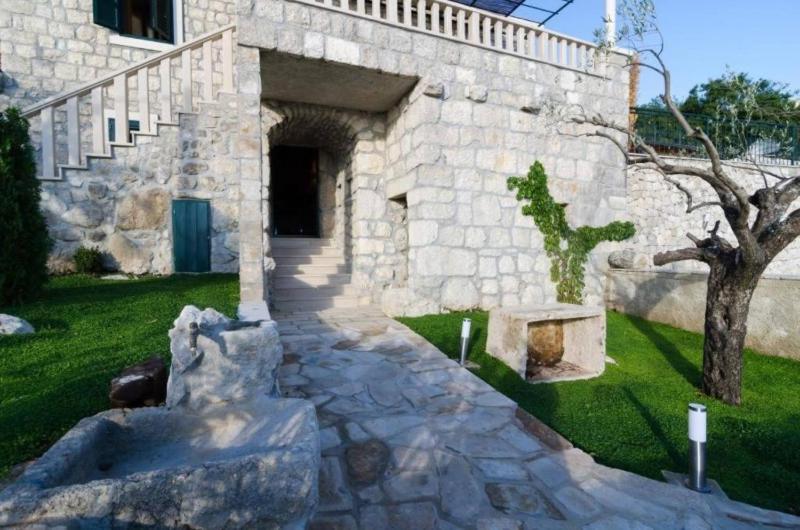 Breathtaking Scenic Villa with Pool - image 4