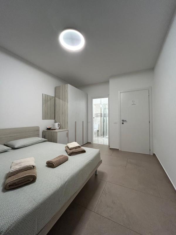 La Veranda Guest Rooms - Free Public Transport & Parking close to City Center - image 13