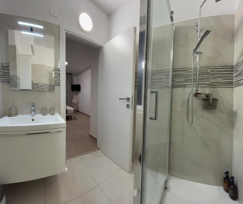 La Veranda Guest Rooms - Free Public Transport & Parking close to City Center - image 22