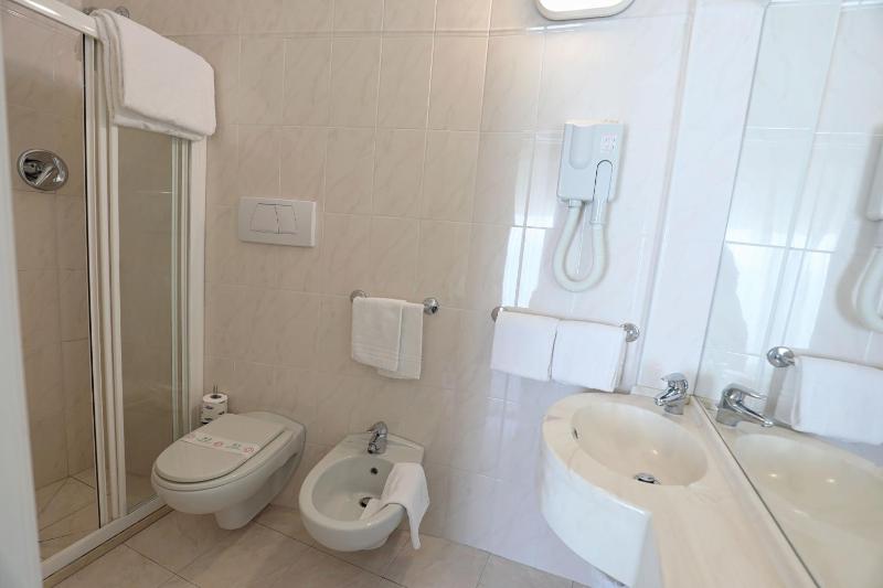 Quadruple Room with Sea View image 2