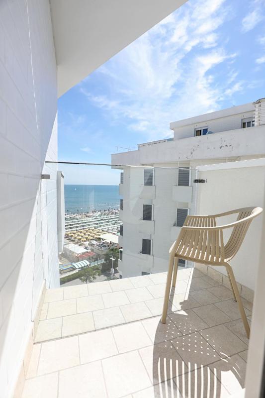 Deluxe Double or Twin Room with Sea View image 3
