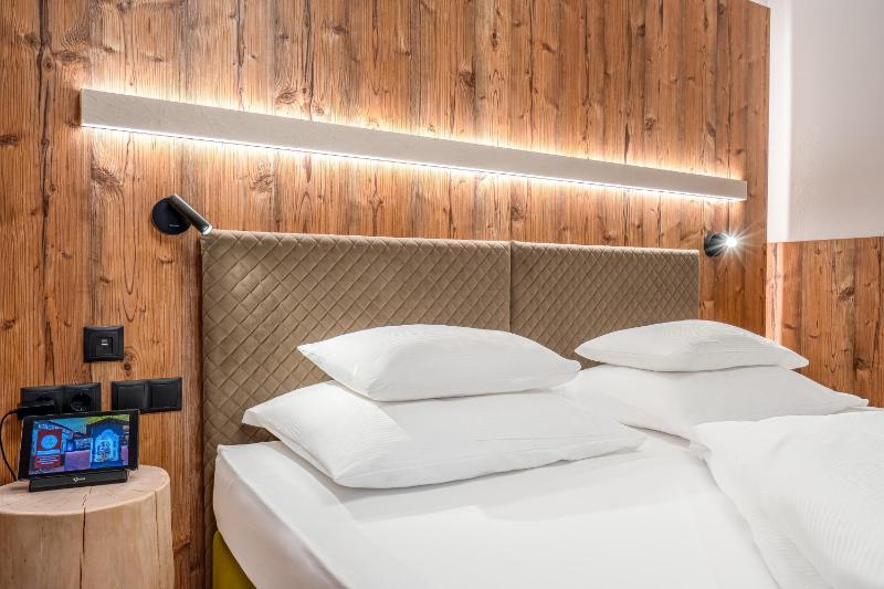 Deluxe Double Room with Balcony image 1