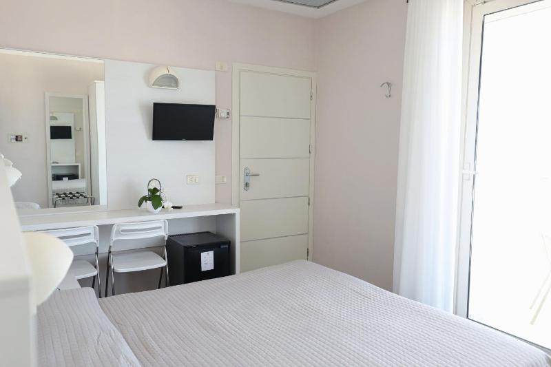 Superior Double Room in front of sea image 1